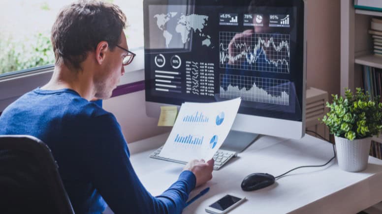 Une personne qui prépare l'audit de certification ISO de son entreprise