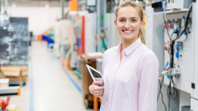 Une responsable qualité au sein d'une usine