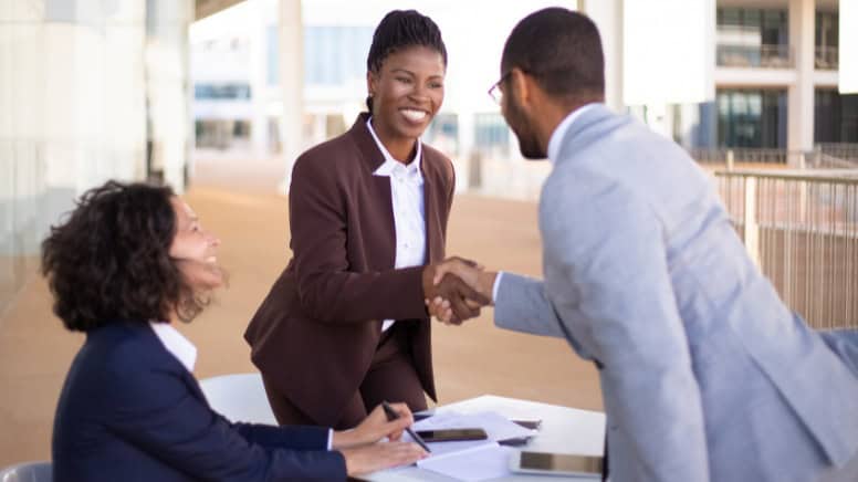 Une réunion d'une entreprise avec une représentante d'un organisme de certification ISO