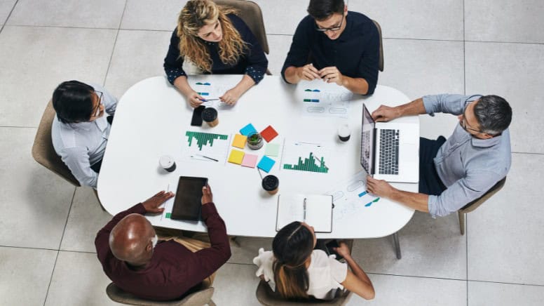Une réunion en vue d'une prise de décision sur les actions à entreprendre après un audit ISO