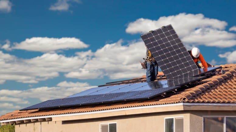 L'installation de panneaux solaires pour réduire les coûts énergétiques d'une entreprise
