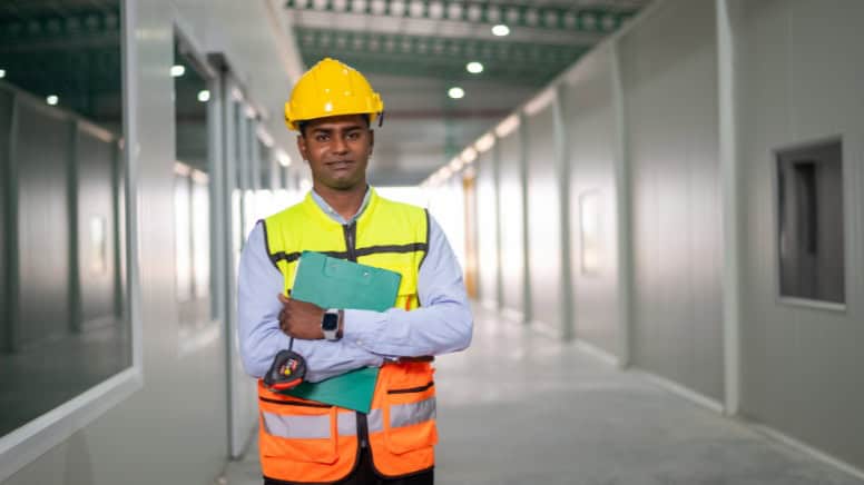 Un auditeur en environnement dans une entreprise