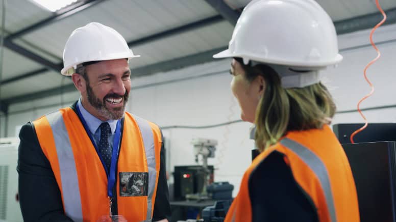 Un chef d'entreprise automobile qui vient d'obtenir la certification IATF