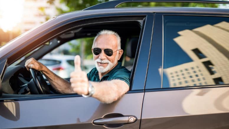 Un client satisfait de son auto et de sa qualité de fabrication