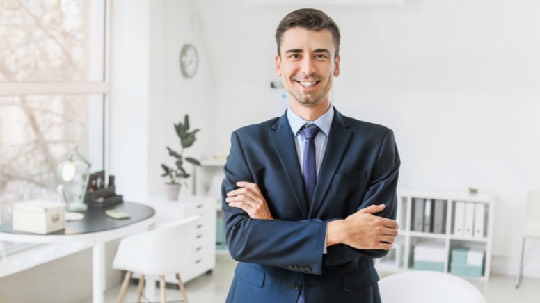 Un consultant en environnement dans son bureau