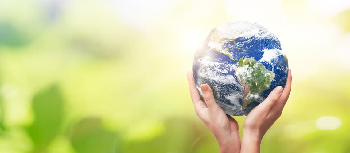 Un consultant environnement en train de tenir le globe terrestre dans la main