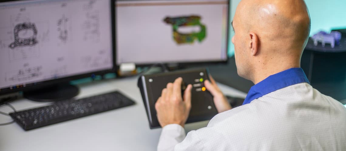 Un designer qui travaille sur le processus pour obtenir la certification IATF