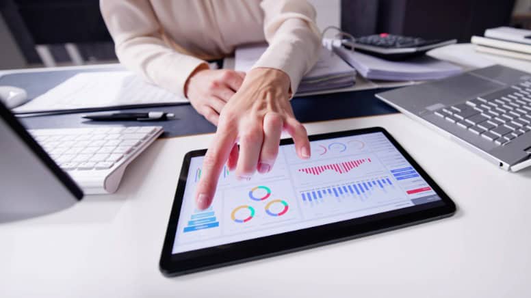Un directeur d'industrie automobile en train d'analyser l'évolution des ventes
