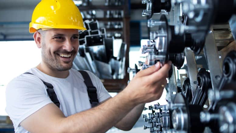 Un homme qualifié travaillant dans une usine de construction automobile