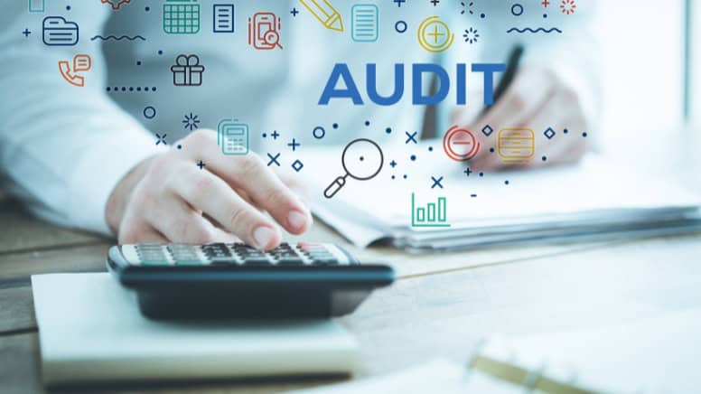 Un personne qui prépare l'audit d'une entreprise