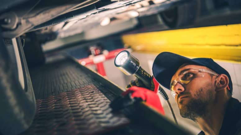 Un responsable qualité qui assure le contrôle qualité en usine automobile