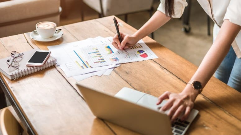 Une consultante qui élabore des recommandations pour une entreprise après l'identification de ses besoins