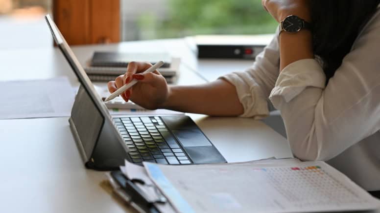 Une femme qui prépare un plan d'audit environnement