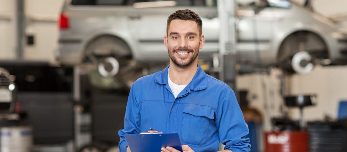 Une homme en formation IATF 16949