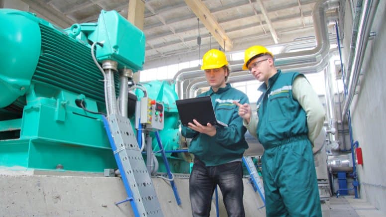 Des experts qui effectuent un bilan carbone au sein d'une industrie