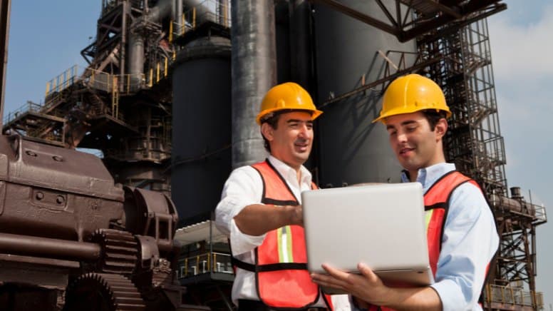 Des personnes qui font l'inventaire des émissions de GES d'une entreprise pour un bilan carbone