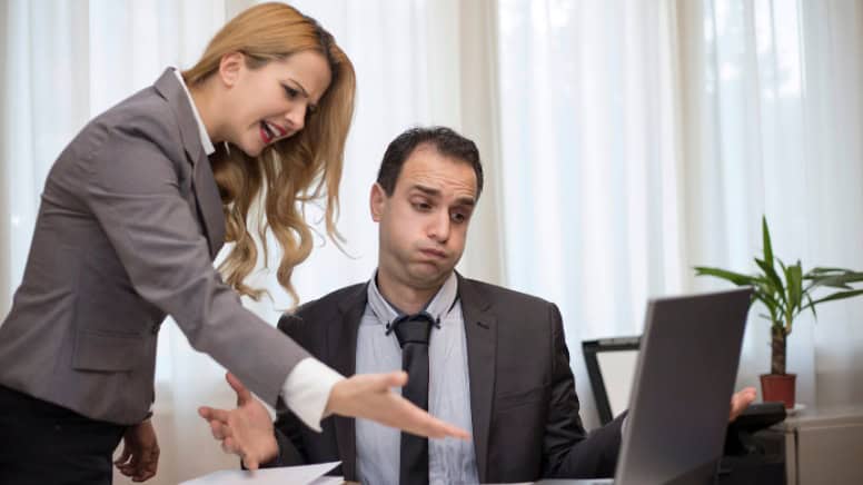 Des responsables d'un organisme de formation qui viennent de faire une erreur dans le processus de certification