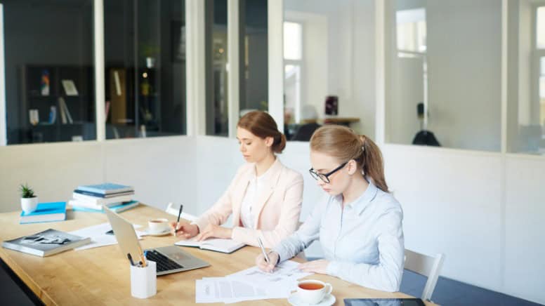 Des spécialistes en certification Qualiopi qui préparent un rapport pour un organisme de certification