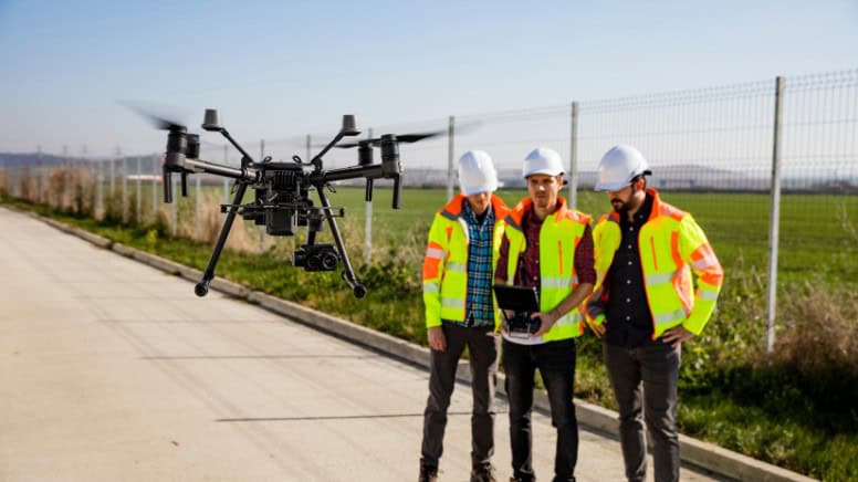 Des techniciens en aéronautique qui essayent un nouveau drône