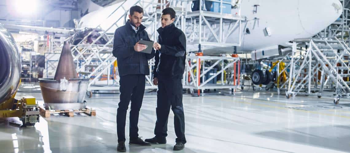Deux spécialistes en certification aéronautique