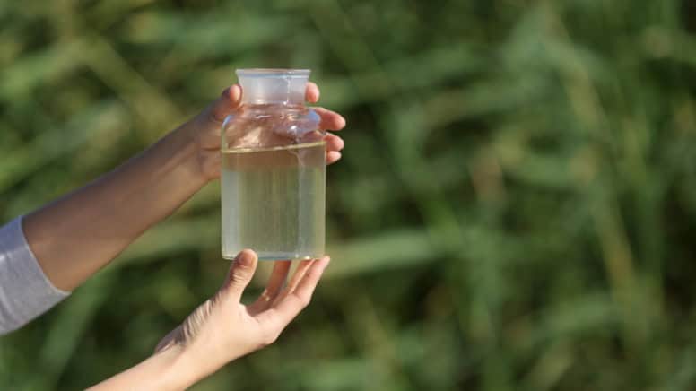 Le prélèvement de l'eau d'une rivière près d'une industrie pour son analyse