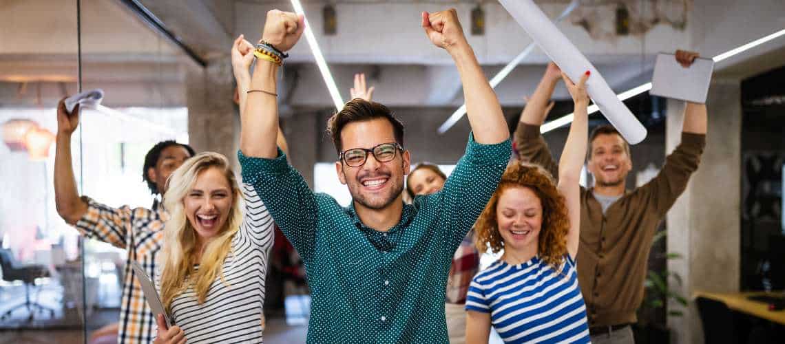L'équipe d'une entreprise heureuse des résultats de l'accompagnement certification ISO 9001