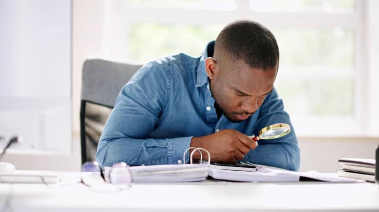 Un auditeur en train d'analyser les documents concernant un organisme de formation