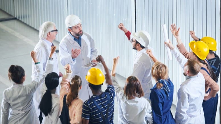 Un chef d'entreprise automobile qui prépare un audit avec l'aide de son personnel