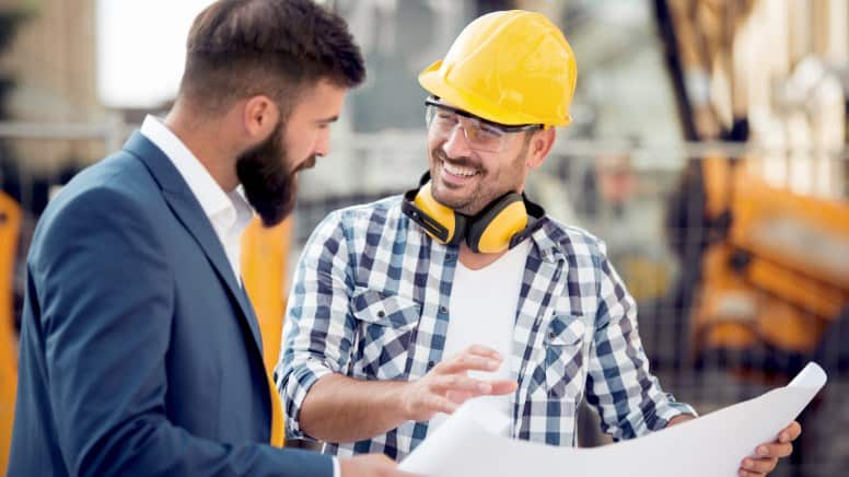 Un consultant ISO 9001 en entretien avec un membre du personnel d'une entreprise