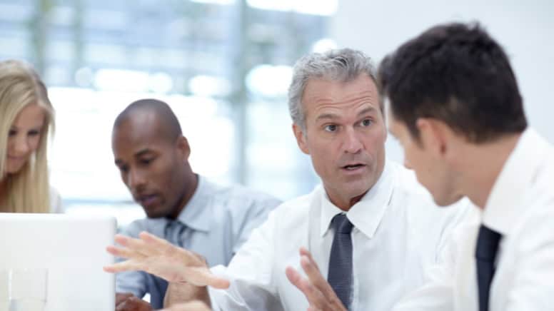Un consultant expérimenté qui encadre les responsables d'un organisme de formation