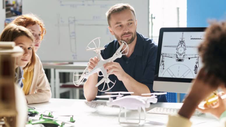 Un ingénieur aéronautique qui partage son expérience en aviation à des enfants