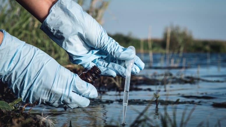 Un prélèvement d'eau autour d'une industrie en vue d'une analyse