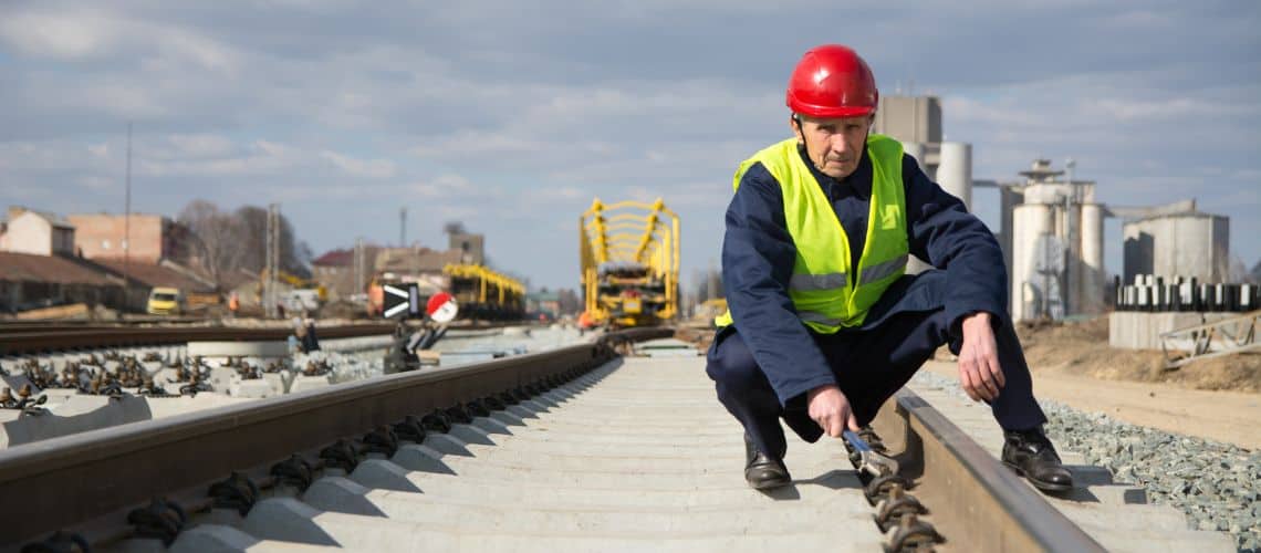 Un technicien de maintenance ferroviaire