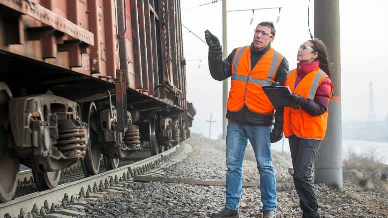 Une auditrice en certification IRIS et un chef d'entreprise ferrovaire