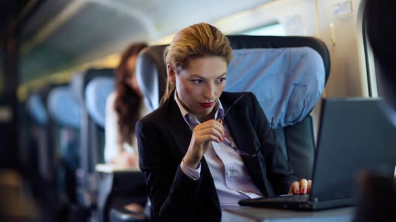 Une auditrice interne qui évalue le respect des normes d'un train