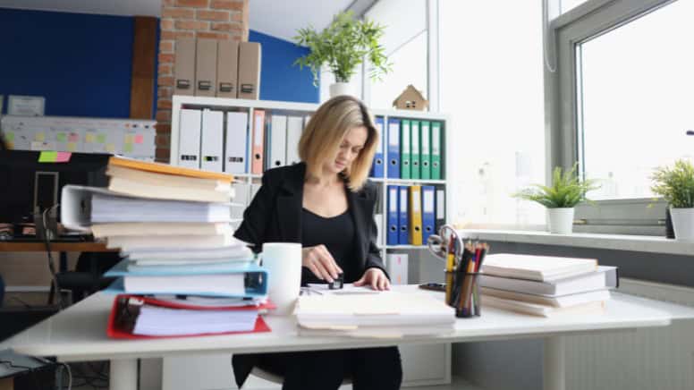 Une consultante Qualiopi dans son bureau