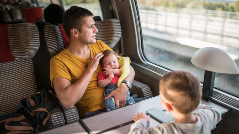 Une famille qui voyage en toute sécurité en train