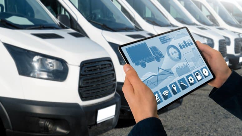 Une personne qui contrôlent les voiture d'une entreprise pour la protection de l'environnement