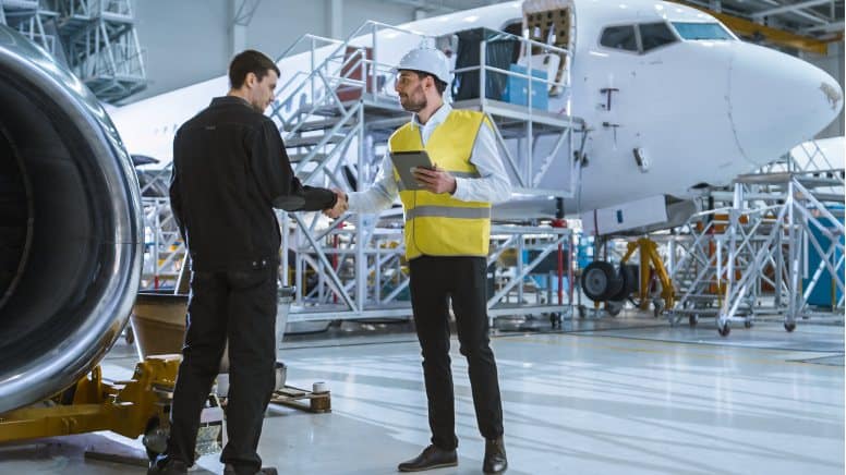 Une personne qui va identifier les besoins de certification dans une industrie aéronautique