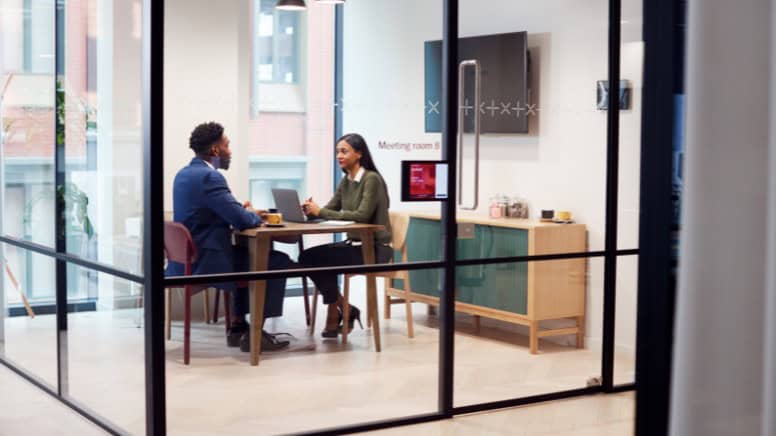 Une réunion d'un consultant Qualiopi avec un responsable d'un organisme de formation