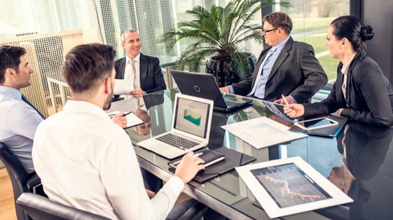 Une réunion d'une entreprise pour la préparation d'une certification ISO 14001