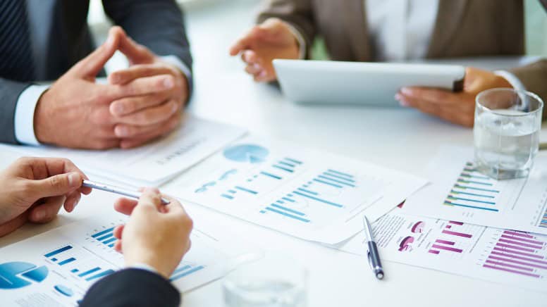 Une réunion pour définir les objectifs d'une entreprise pour la certification ISO 9001