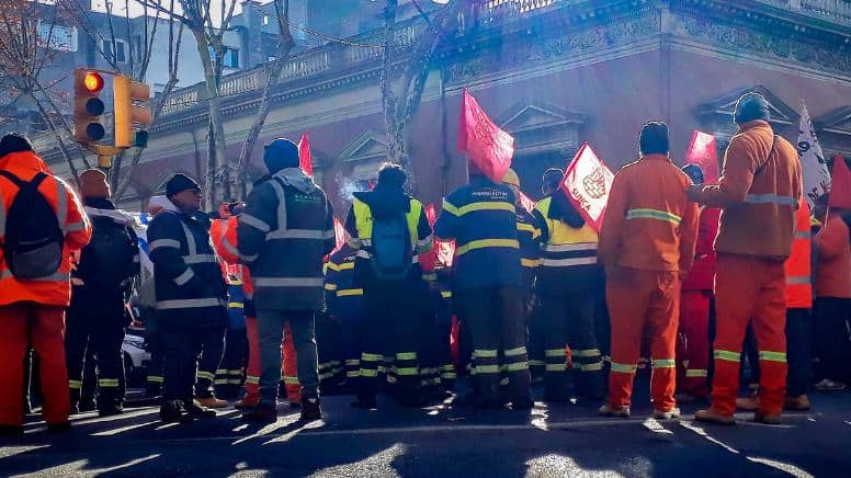 Des ouviers qui protestent contre le changement lié à l'adoption de l'ISO 9001
