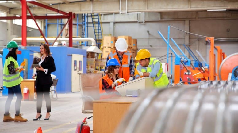 Un audit interne mené par un responsable dans une usine
