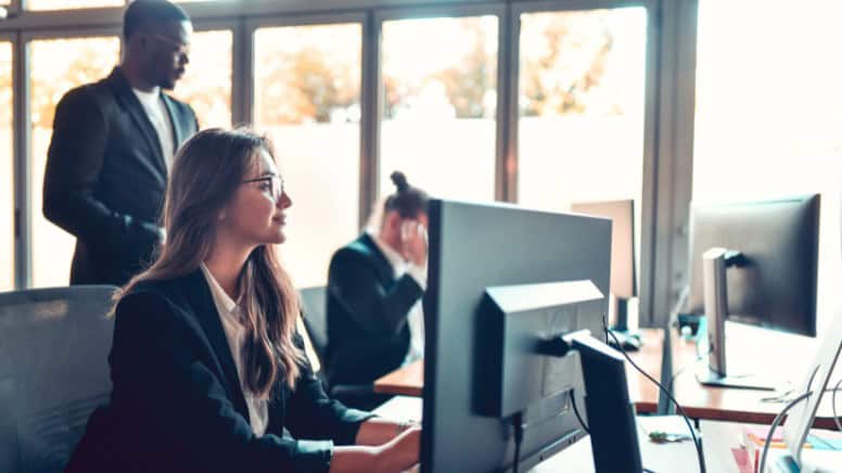 Un chef qui assure le suivi du personnel formé en norme ISO 9001