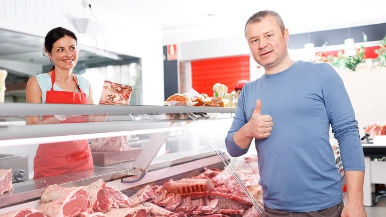 Un client satisfait des produits d'une boucherie respectant la norme ISO 9001