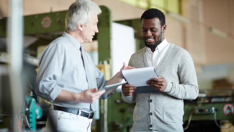 Un consultant ISO 9001 avec un responsable d'usine
