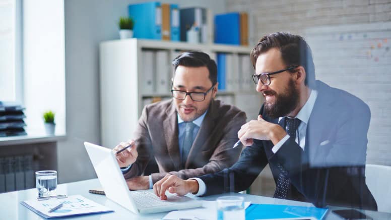 Un consultant ISO 9001 et un chef d'entreprise