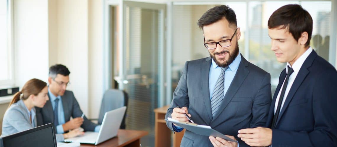 Un consultant spécialisé en norme ISO 9001 avec un chef d'entreprise