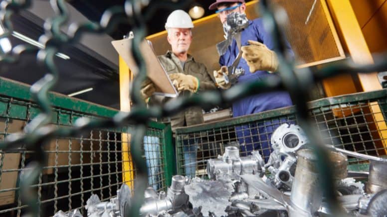Un contrôle qualité ISO 9001 dans une usine de production